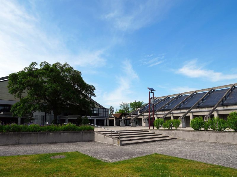 千歳市開基記念総合武道館の外観と広場