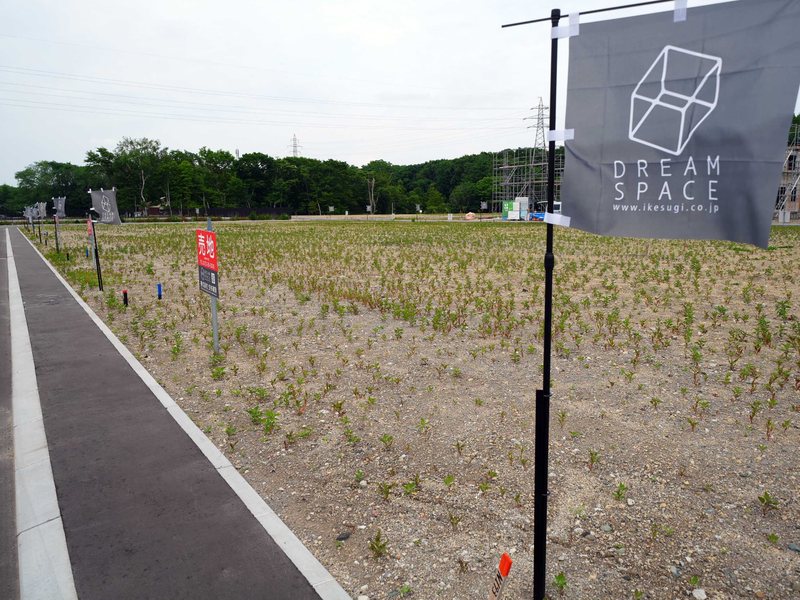 千歳市あずさ地区・北信濃第6地区の分譲地。造成が完了し、売地看板と生杉建設の旗が並ぶ