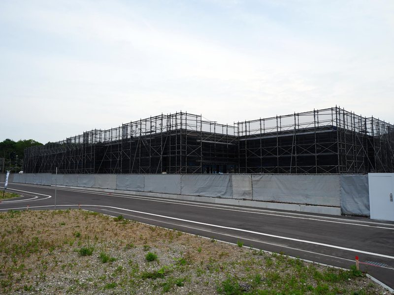 分譲地の隣に建設中の千歳武道館前ショッピングセンター