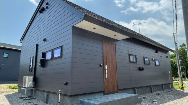 .
恵庭市美咲野に先日オープンした生杉建設モデルハウス🏡
暮らしやすさの秘密は…✨？
.
.
☕ カフェ・デ・ヴァレやcafe福座など、周辺にはおしゃれで落ち着ける空間あり💞
.
👨‍👩‍👧徒歩圏内に複数の公園、子どもがのびのび遊べます。
支援センターや教育施設も整い、安心の子育て環境👧👦
.
👩‍❤️‍👨 ご夫婦だけの暮らしにも。
自然とカフェ巡りを楽しんだり、
車で少し足を延ばせば、温泉や空港、グルメ・アウトレットなど多彩なレジャーにアクセス可能。
「自然＋利便性」が両立する落ち着いた住環境🌳
.
.
✨子育て世帯には、遊び場や子育て支援がそろった安心の環境。

✨ご夫婦には、自然と便利さが心地よい落ち着いた暮らし。
.
ぜひモデルハウスに来ていただき、周辺のカフェや公園も訪れて、暮らしのイメージを膨らませてみてください！
.
公式ブログに周辺スポットの詳細情報載せてます😊
ぜひご覧くださいね♪
https://ikesugi.co.jp/blog/1762/
.
.
#新築 #注文住宅 #省エネ住宅 #北海道の家 #モデルハウス #恵庭市 #美咲野　#SHS外張断熱工法 #千歳市 #苫小牧市 #生杉建設　#モデルハウス　#千歳新築　#恵庭新築
#lixilリフォームショップ生杉建設　#平屋のモデルハウス　#恵庭モデルハウス