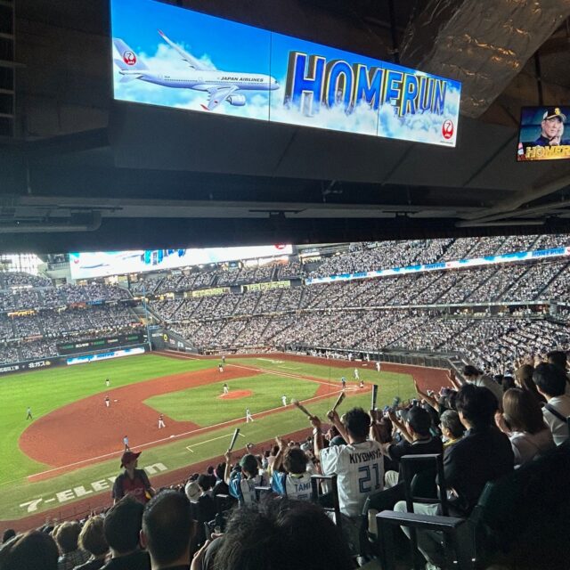 少し時間が経ってしまいましたが…
8月23日、お客様感謝祭がありました😊
.
今年もエスコンフィールドでお客様と一緒にファイターズ観戦！⚾
.
昨年に引き続き、たくさんのご応募ありがとうございました！
.
お席の数に限りがあり、抽選にもれてしまったお客様大変申し訳ございません😭
.
.

当日は…イベント盛りだくさんとなっており球場には36,000人超の観客😮！
.
試合内容は打線爆発、ホームラン効果も相まって、快勝ムードが漂う一戦でした！
結果は8–3でファイターズの勝利✨

生杉建設からは来ていただいたお客様にささやかなプレゼントをご用意させていただき一緒に応援を楽しみました😊🎵
.
.
お客様感謝祭は、年に１度、お客様と集まれる大切な日。
来年はどんな感謝祭になるかわかりませんが、また楽しいひと時を皆様と過ごせるよう企画させていただきます！
.
暑い中足を運んでくださり、ありがとうございました😊
.

#生杉建設　#お客様感謝祭　#エスコンフィールド　#野球観戦