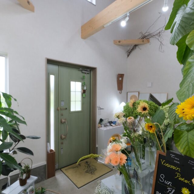 【千歳市勇舞】寄り添う花屋「Y’s flowers」さまご紹介
の続き(後半)
2021年に個人事業主として開業し、自宅前にコンテナを置いてDIYで店を開きました。ありがたいことにウェディングプランナー時代のお客様が、私のことを覚えていてくれてたくさん来店していただけたので、開業当初から順調な立ち上がりでした。
Q Y’s flowersの特徴は?
コンセプトは寄り添う花屋です。お客様が今日、なぜ当店に来ていただいたのか、お客様のストーリーを大切にしたいと思っています。
お花の鮮度、質を大切にしています。少しでも鮮度が落ちた花は店から下げるようにしているとお客様から「Y’s flowersの花は長持ちする」と言っていただけるようになりました。珍しい花も多いと思います。アロマやドライフラワーなども扱っています。
お花屋さんは女性のお客様が多いですが、当店は私が男性ということもあり、男性のお客様も比較的多いと思います。男性はお花を贈りたい相手の好きな花、好きな色などを知らない方も多いと思います。日頃からお相手の好きなものに関心を持っていると素敵なお花を贈れるようになり、男性自身も幸せになれるのでおすすめです。
Q 生杉建設を選んでいただいた理由は?
千歳の不動産会社で株式会社イケスギの生杉隆礼さんが、青年会議所の先輩なので、最初に相談し、生杉建設さんに依頼することができました。お店のイメージ、構想はあったので巽専務との打ち合わせでも決断は早かったと思います。巽専務はこちらの要望を上手にくみ取っていただき、打合せも非常にスムーズでこのように思い通りの店舗が実現しました。
Q 今後の展望は?
平屋の店舗ですが数年後に2階を作ることができるように天井を高くしていただきました。お花の陳列を増やしたり、アロマのレッスンもしたいと思っています。
Ys株式会社 山根勇人
北海道千歳市勇舞2丁目3番6号
@ys.flowers.official