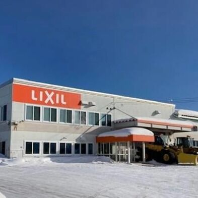 .
先日、【株式会社 北海道LIXIL製作所 栗沢工場】にて行われた工場見学会に行ってまいりました✨
.
サッシや樹脂窓、構造体パネルなどをメインで生産している工場で、普段は見ることのできない製造工程や、LABOの見学をさせていただきました👀
.
現場の方達の努力によって、より良い品質の製品が作られている事を知ることが出来たと同時に、色々なニーズに応える為の工夫がされていることを知り、とても勉強になりました。
.
見学会を企画してくださったLIXIL様、ありがとうございました！
今回の工場見学で得た知識もふまえて、今後のお客様提案に活かしていきたいと思います👷‍♂️
.
#生杉建設　#LIXILリフォームショップ生杉建設 #千歳リフォーム　#千歳新築　#恵庭新築　#LIXIL栗沢工場