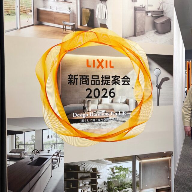 .
リフォームショップのメンバーで
新商品提案会へ行ってきました✨
.
LIXILのキッチン「ノクト」がリニューアル👏！
注目は新素材のリテックストップ。
デザイン性と使いやすさをしっかり両立◎
家具のような見た目にもできて、とても素敵でした✨
これは人気が出そうな予感です👀
ショップメンバーもｲﾁｵｼ👍
.
さらに洗面のカスタムバニティも進化！
ボウルの種類が選べたり、
引出し付きタイプが登場したりと、
より使い勝手が良くなっていました!

.
そのほかご紹介いただいた新商品も
それぞれ魅力たっぷりでした👏
.
気になる商品がある方やリフォームご検討中のお客様はお気軽にご相談ください😊
.
LIXIL様、ご案内いただきありがとうございました✨
.